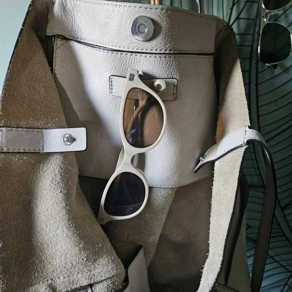 Michael Kors |  Slouchy Leather Beige Tote Bag - Picture 15 of 16